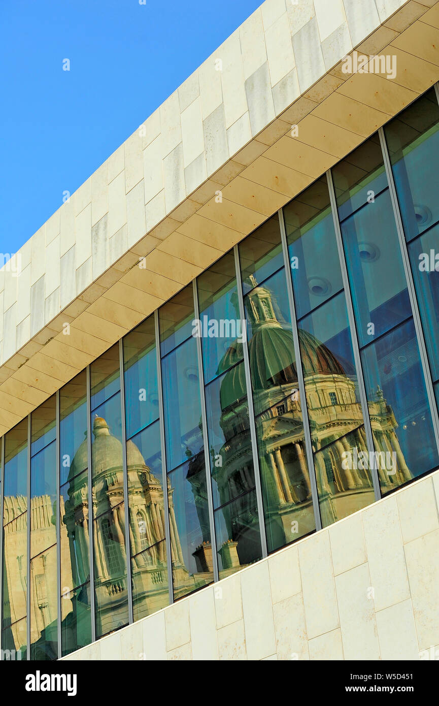Porto di Liverpool edificio riflessa nella grande finestra frontale del Museo di Liverpool sul lungomare Foto Stock