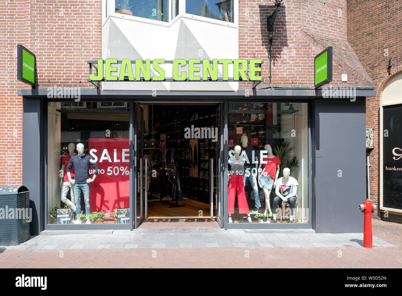 Jeans negozio del centro di Leiden, Paesi Bassi. Jeans Center è un olandese  del marchio di moda con quasi 100 negozi e di un negozio web Foto stock -  Alamy