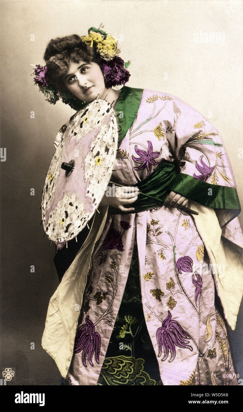 [ 1900s - Western donna in kimono giapponese ] - modello occidentale in posa di kimono giapponese. Durante il tardo Ottocento e primi del novecento, era molto popolare per gli occidentali a stessi hanno fotografato in giapponese abbigliamento e vi erano anche le cartoline di modelli occidentali vestita in kimono. Xx secolo cartolina vintage. Foto Stock