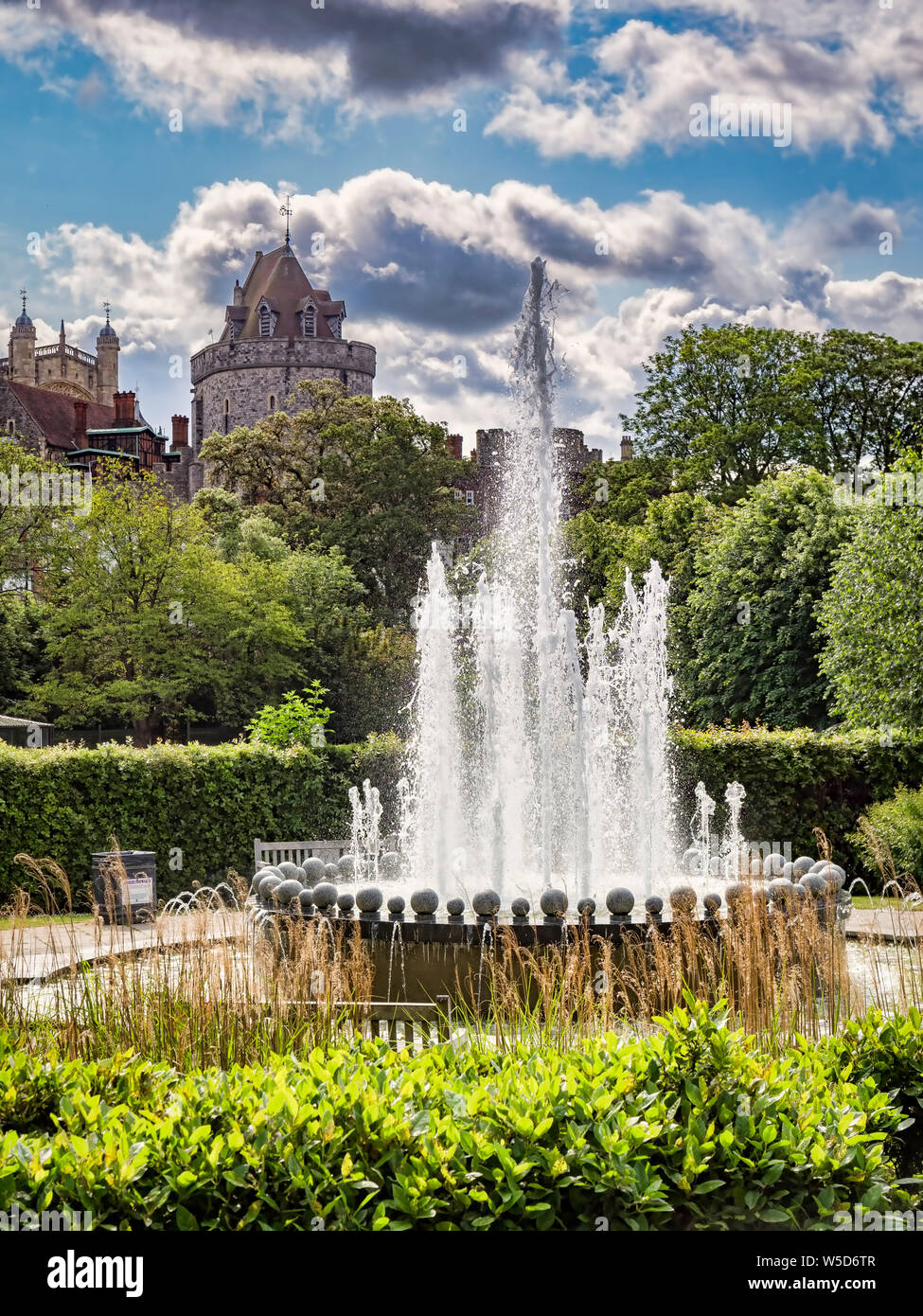 Il Giubileo di Diamante Fontana nel parco Goswells, Windsor, Berkshire, Inghilterra, Regno Unito, con il Castello di Windsor in background. La fontana fu costruita a c Foto Stock