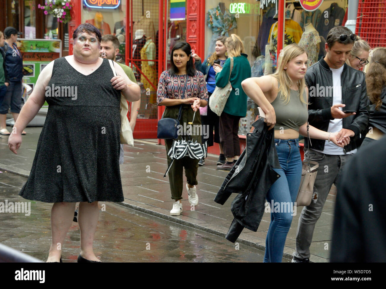 Molto grande donna & forma di contrasto uno, al Pride evento Foto Stock