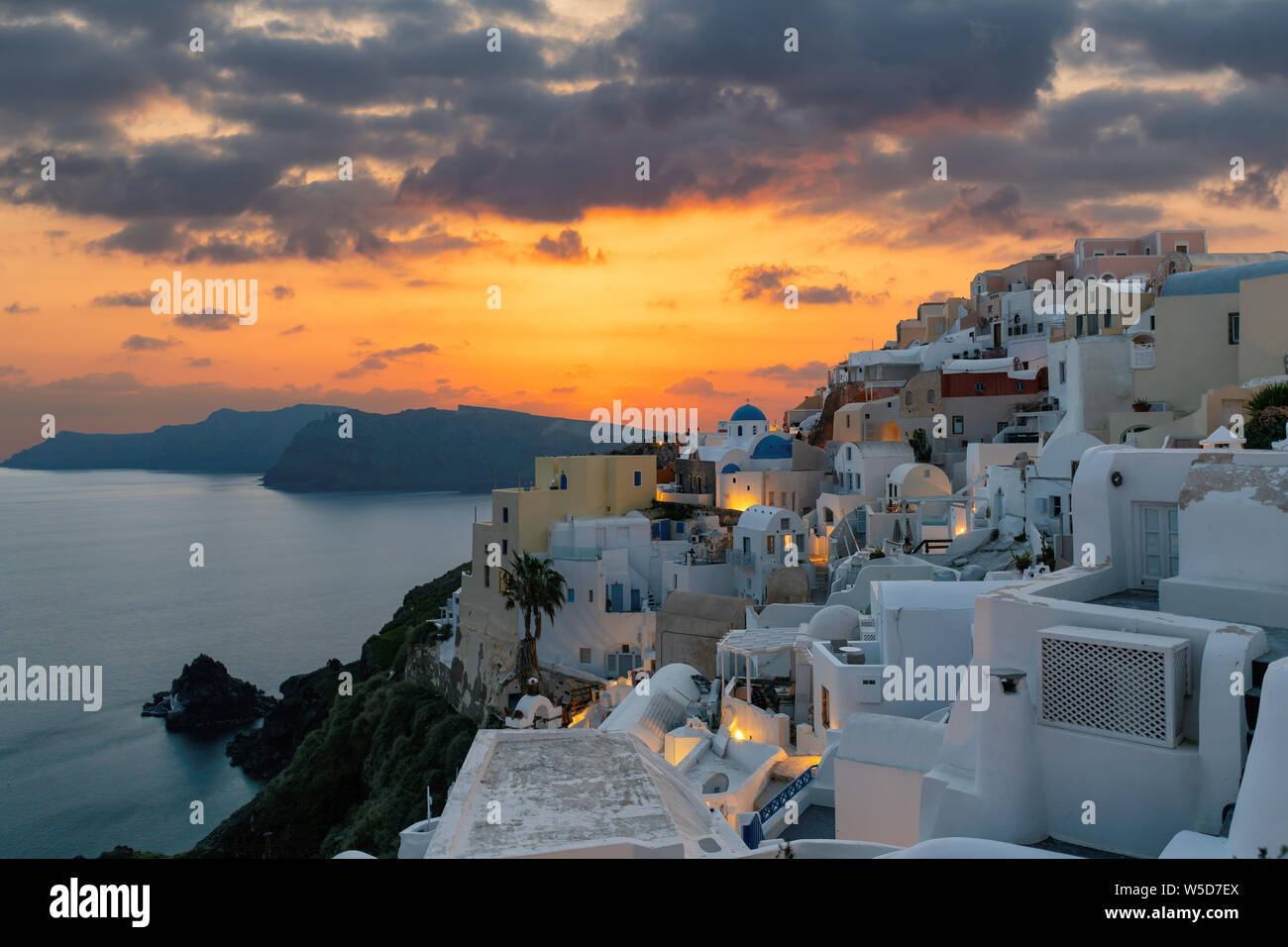 Tramonto a Santorini isola greca, la cittadina di Oia - Santorini, Grecia. Foto Stock