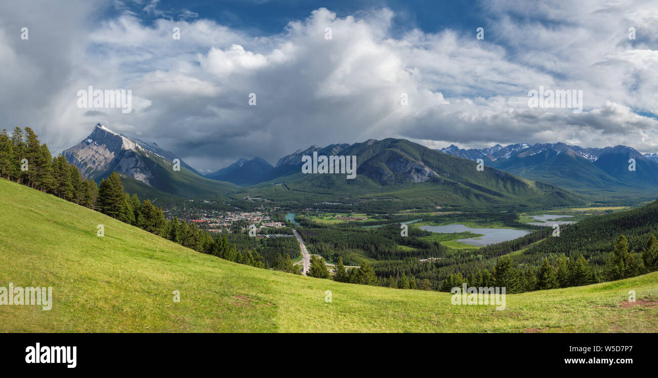 Canadian Rocky Mountains con la città di Banff nel Parco Nazionale di Banff, Canada. Foto Stock
