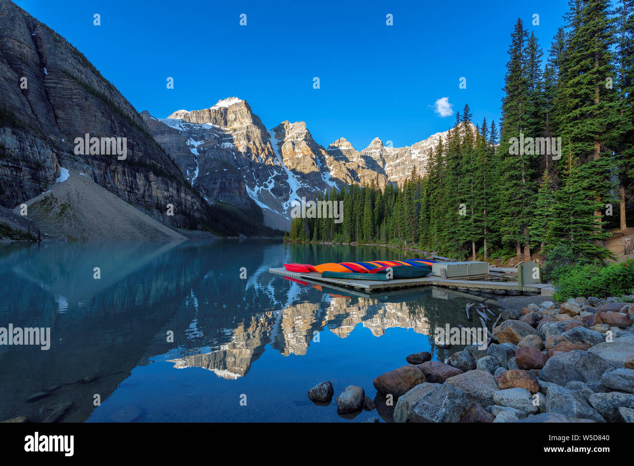 Il Moraine Lake nel Canadian Rockies, il Parco Nazionale di Banff, Canada. Foto Stock