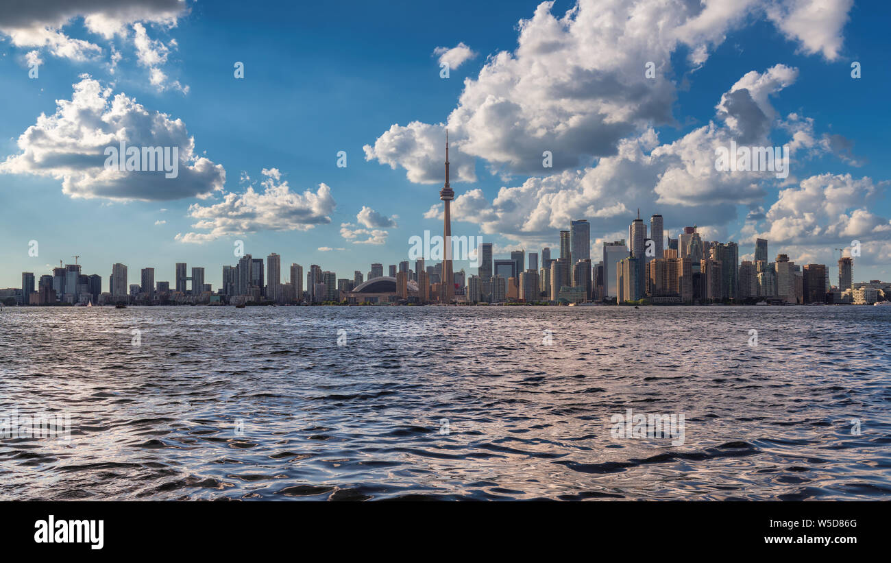 Toronto skyline della città al giorno d'estate e di sole Foto Stock