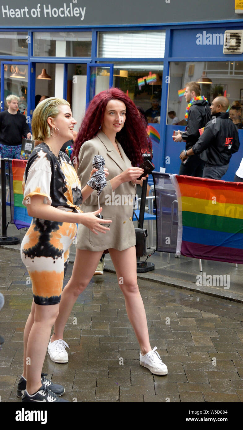 Due ragazze scattare fotografie al Pride evento, Nottingham Foto Stock