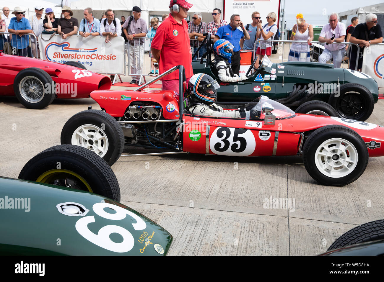 Silverstone,UK,26 Luglio 2019,vetture preparate nella Pitts come il classico di Silverstone apre per tre giorni di spettacolari di corse con oltre 100.000 visito Foto Stock