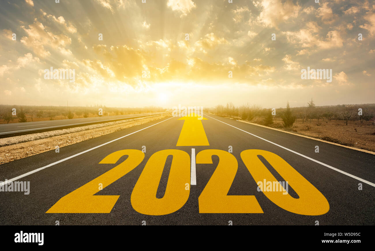 La parola 2020 scritta sulla highway road. Concept per il nuovo anno 2020. Foto Stock
