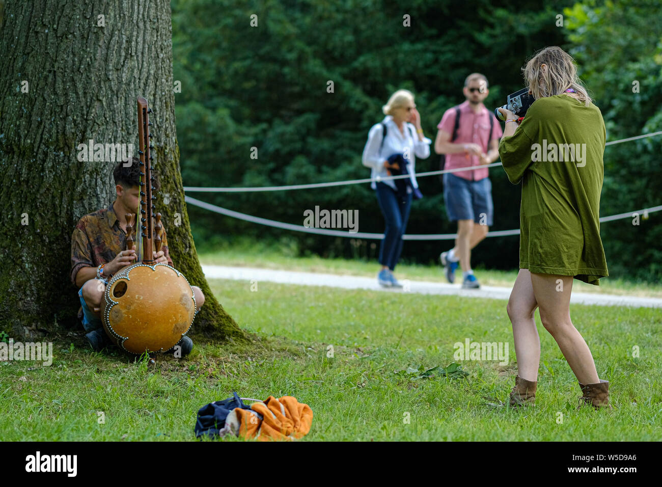 WOMAD Festival, Charlton Park, Wiltshire, Regno Unito. 28 Luglio, 2019. Una donna le riprese di un musicista con un Super 8 telecamera cinematografica al Womad Festival (mondo delle arti di musica e danza) Domenica 28 Luglio 2019 a Charlton Park di Malmesbury. Foto di credito: Julie Edwards/Alamy Live News Foto Stock