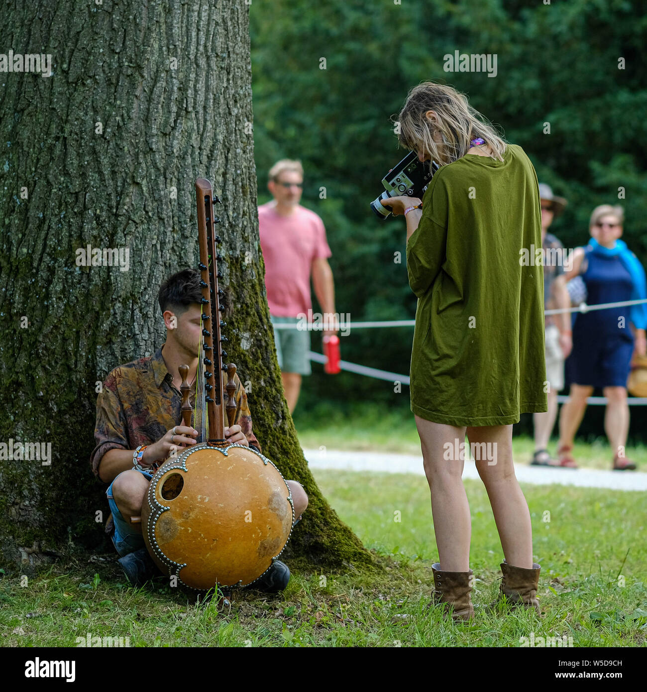 WOMAD Festival, Charlton Park, Wiltshire, Regno Unito. 28 Luglio, 2019. Una donna le riprese di un musicista con un Super 8 telecamera cinematografica al Womad Festival (mondo delle arti di musica e danza) Domenica 28 Luglio 2019 a Charlton Park di Malmesbury. Foto di credito: Julie Edwards/Alamy Live News Foto Stock