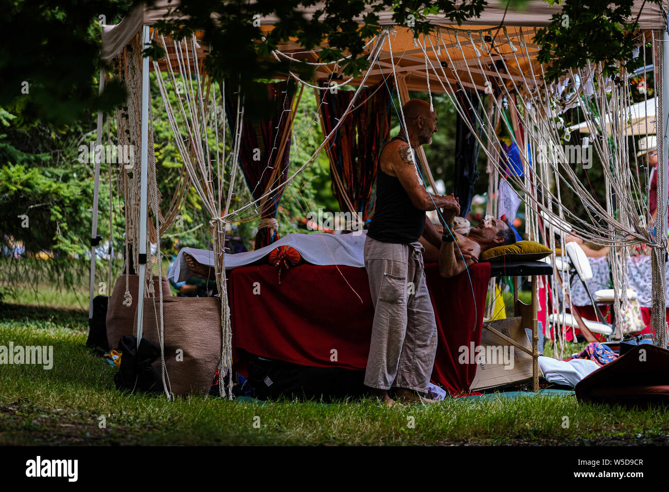 WOMAD Festival, Charlton Park, Wiltshire, Regno Unito. 28 Luglio, 2019. Rilassarsi con un massaggio tra gli alberi e l'arboreto al Womad Festival (mondo delle arti di musica e danza) Domenica 28 Luglio 2019 a Charlton Park di Malmesbury. Foto di credito: Julie Edwards/Alamy Live News Foto Stock
