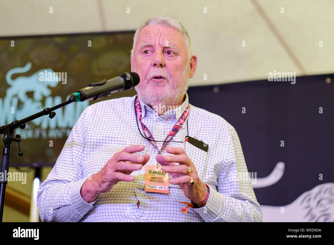 WOMAD Festival, Charlton Park, Wiltshire, Regno Unito. 28 Luglio, 2019. Terry Waite al Womad Festival (mondo delle arti di musica e danza) Domenica 28 Luglio 2019 a Charlton Park di Malmesbury. Terry Waite CBE festeggerà il suo ottantesimo compleanno alla fine di questo mese. Egli ha parlato della nuova versione del suo libro "Viaggia con un primate", che è circa di viaggiare in tutto il mondo negli anni ottanta con l allora Arcivescovo di Canterbury. Foto di credito: Julie Edwards/Alamy Live News Foto Stock