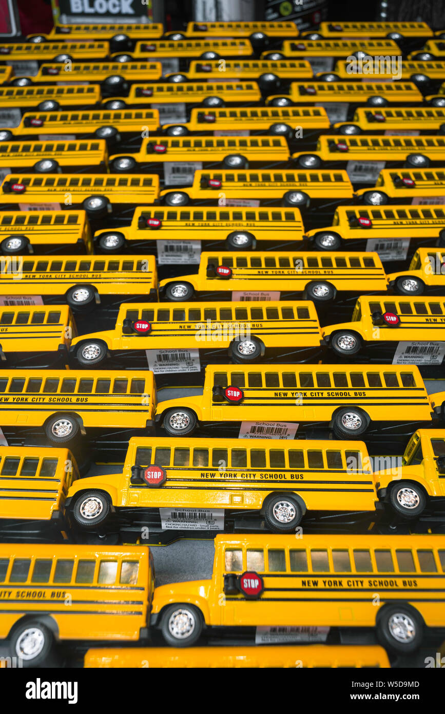 Educazione degli Stati Uniti, vista degli autobus giallo giocattolo della scuola in mostra in una vetrina di Manhattan, New York City, Stati Uniti Foto Stock