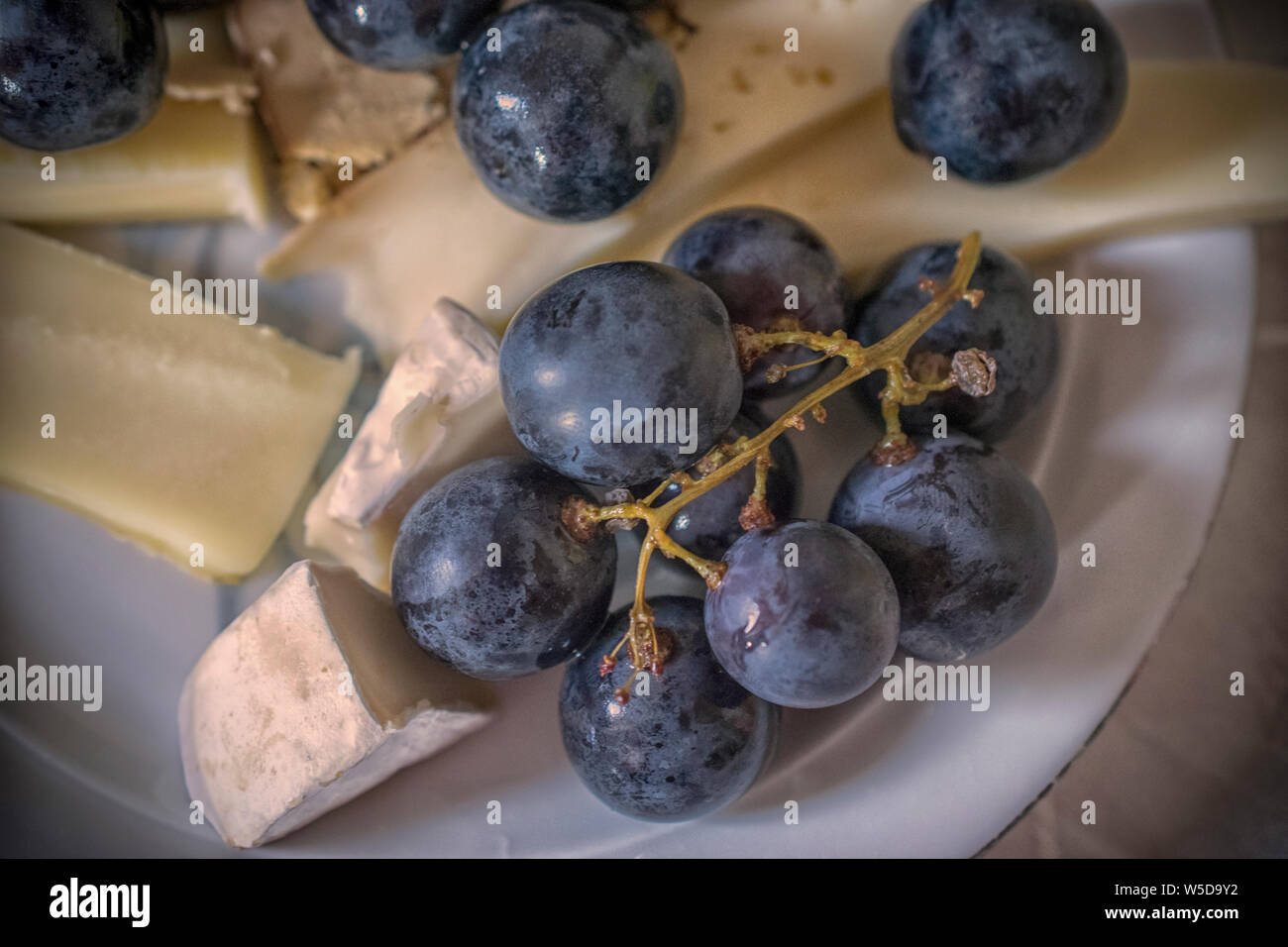 Un close-up foto di uva nera e formaggio francese Foto Stock