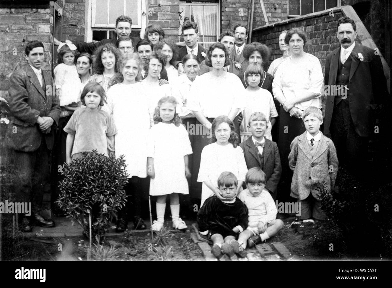 Una famiglia inglese gruppo, in posa dopo aver eventualmente un matrimonio Foto Stock