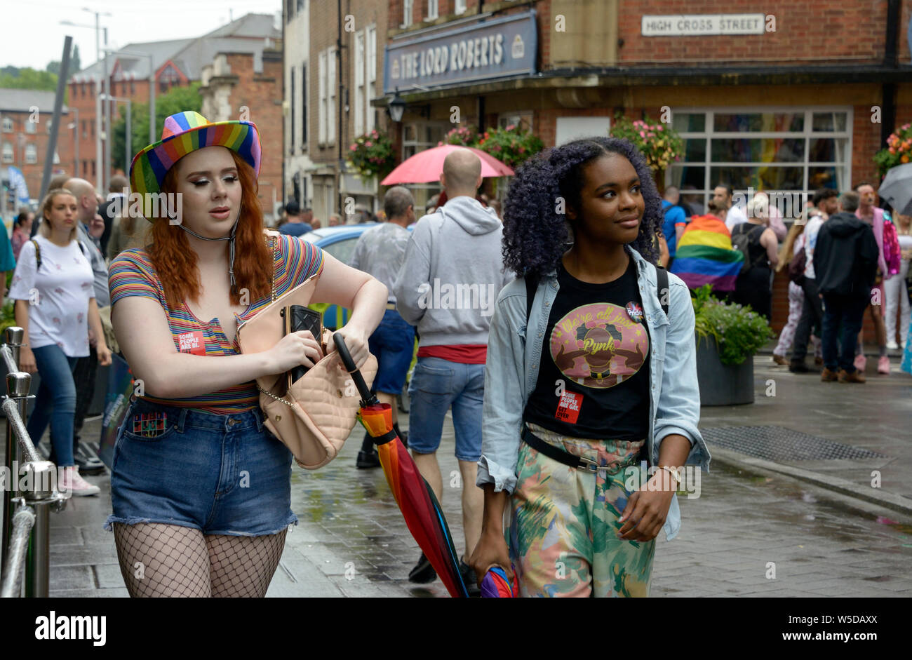 Due ragazze, Signor, al Pride evento in Nottingham. Foto Stock
