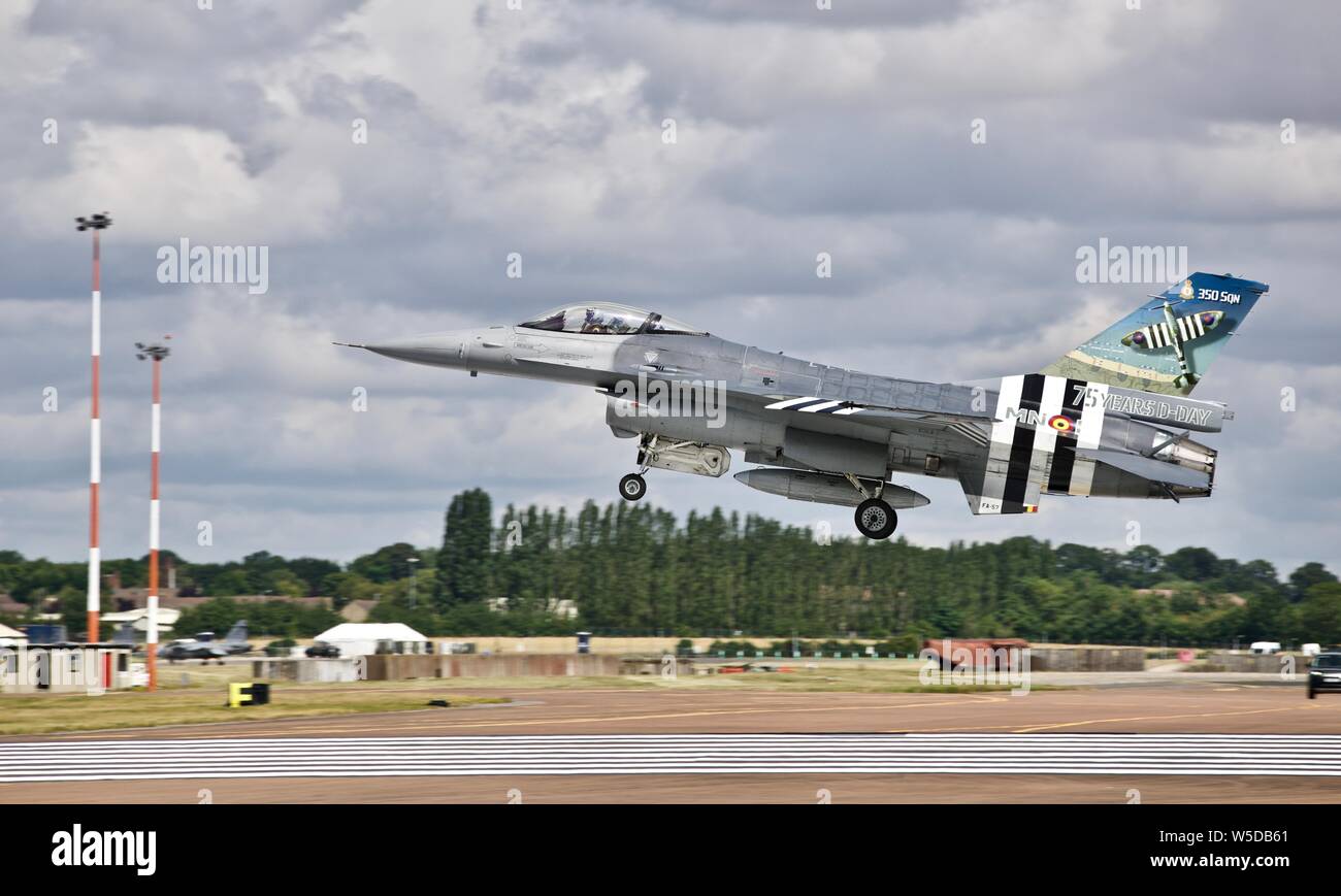 Aria belga Forza F-16AM Fighting Falcon "Ge-S' atterraggio a RAF Fairford con una speciale settantacinquesimo anniversario D-Day schema colori Foto Stock