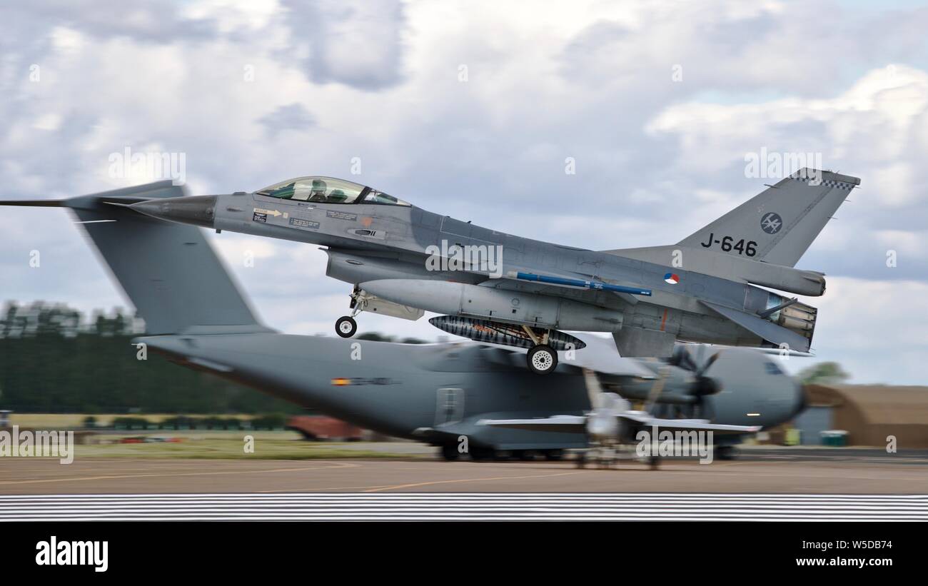 Royal Netherlands Air Force F-16 Fighting Falcon 'J-646' arrivando a RAF Fairford per il 2019 Royal International Air Tattoo Foto Stock