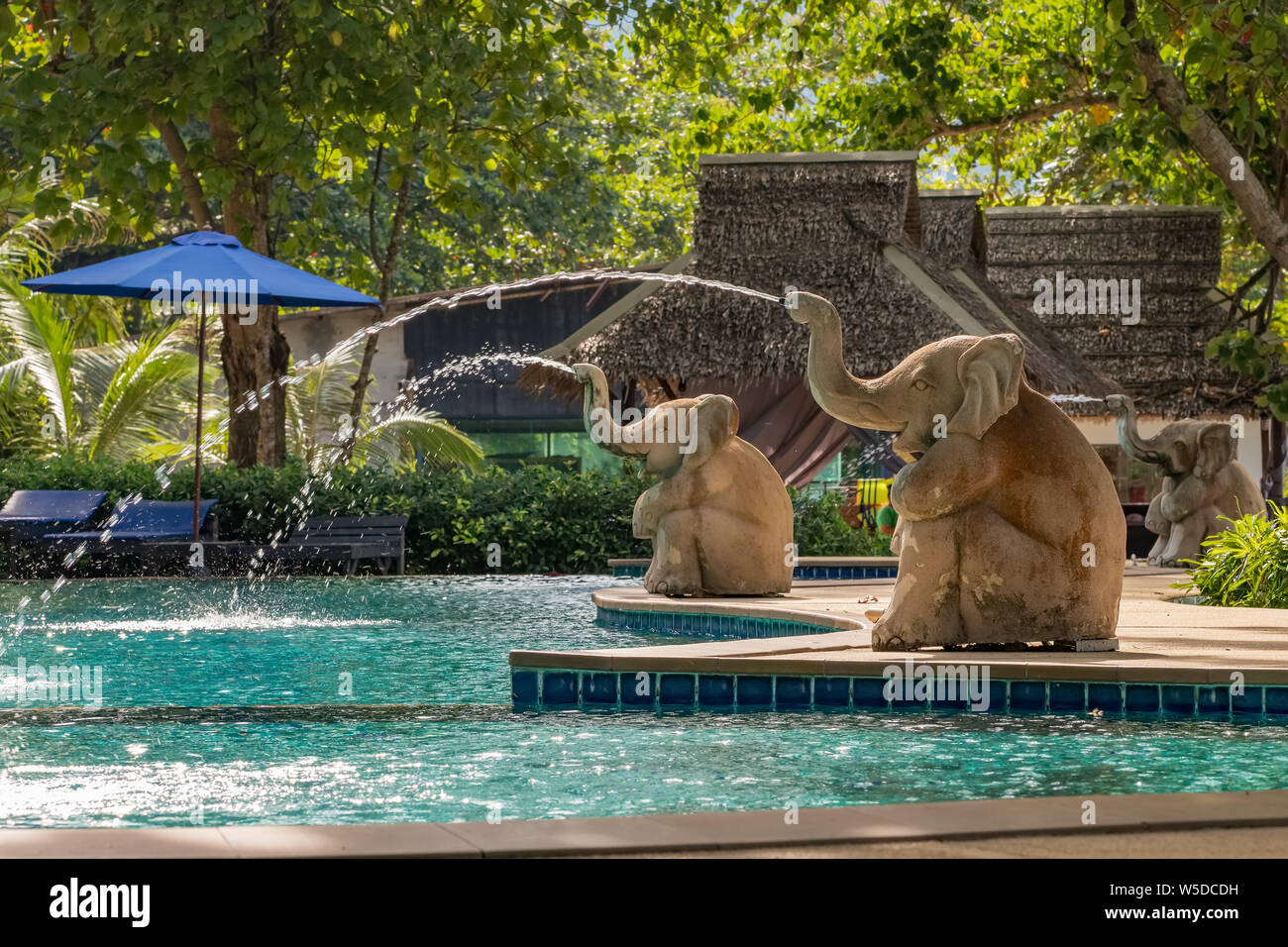 Piscina di lusso nel centro di villeggiatura tropicale, Thailandia Foto Stock