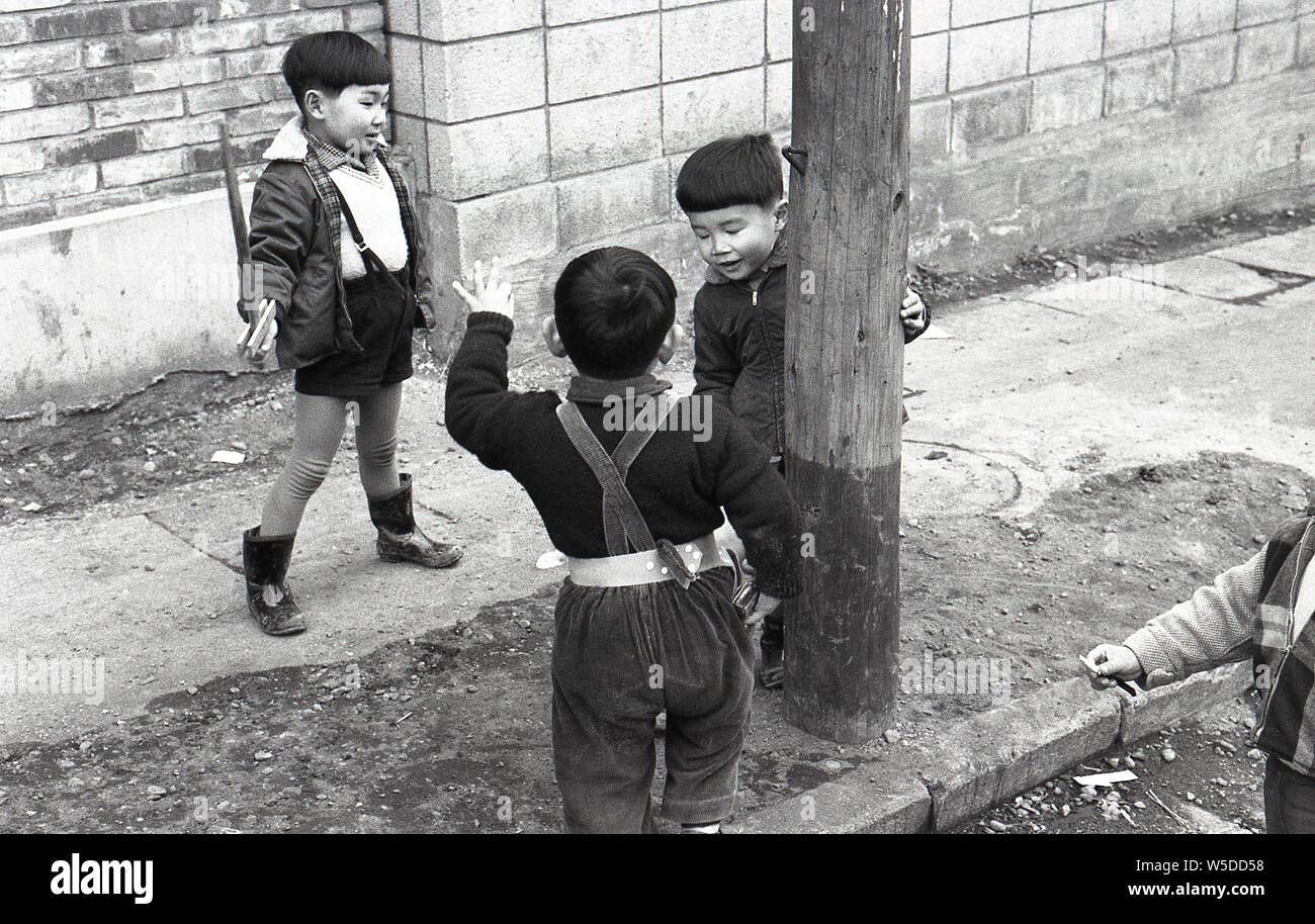 [ 1960 Giappone - ragazzi giapponesi giocando ] - i ragazzi giocare con le spade di legno in Tengenji (天現寺), Tokyo 1960 Showa (35). Foto Stock