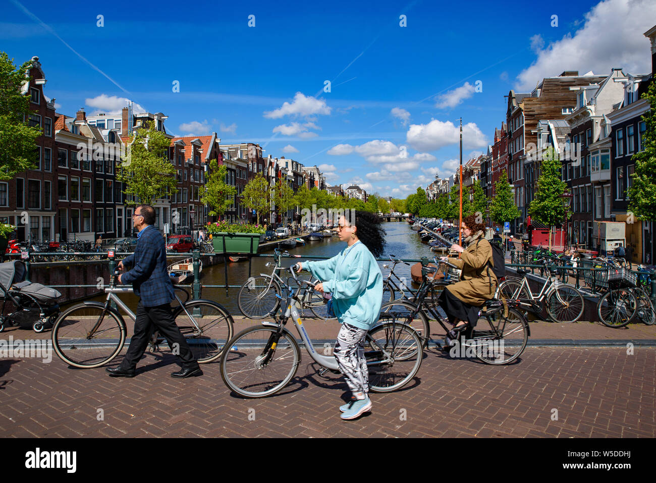 La gente correre in bici in Amsterdam, Paesi Bassi Foto Stock