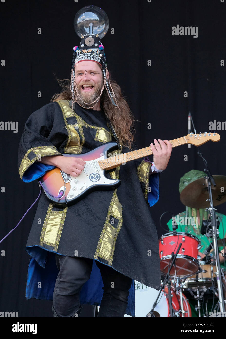 Lulworth, Dorset, Regno Unito. Il 28 luglio 2019. Henge esecuzione dal vivo sul palco a Camp Bestival, Lulworth, Dorset. Credito: Alba Fletcher-Park/Alamy Live News Credito: Alba Fletcher-Park/Alamy Live News Foto Stock