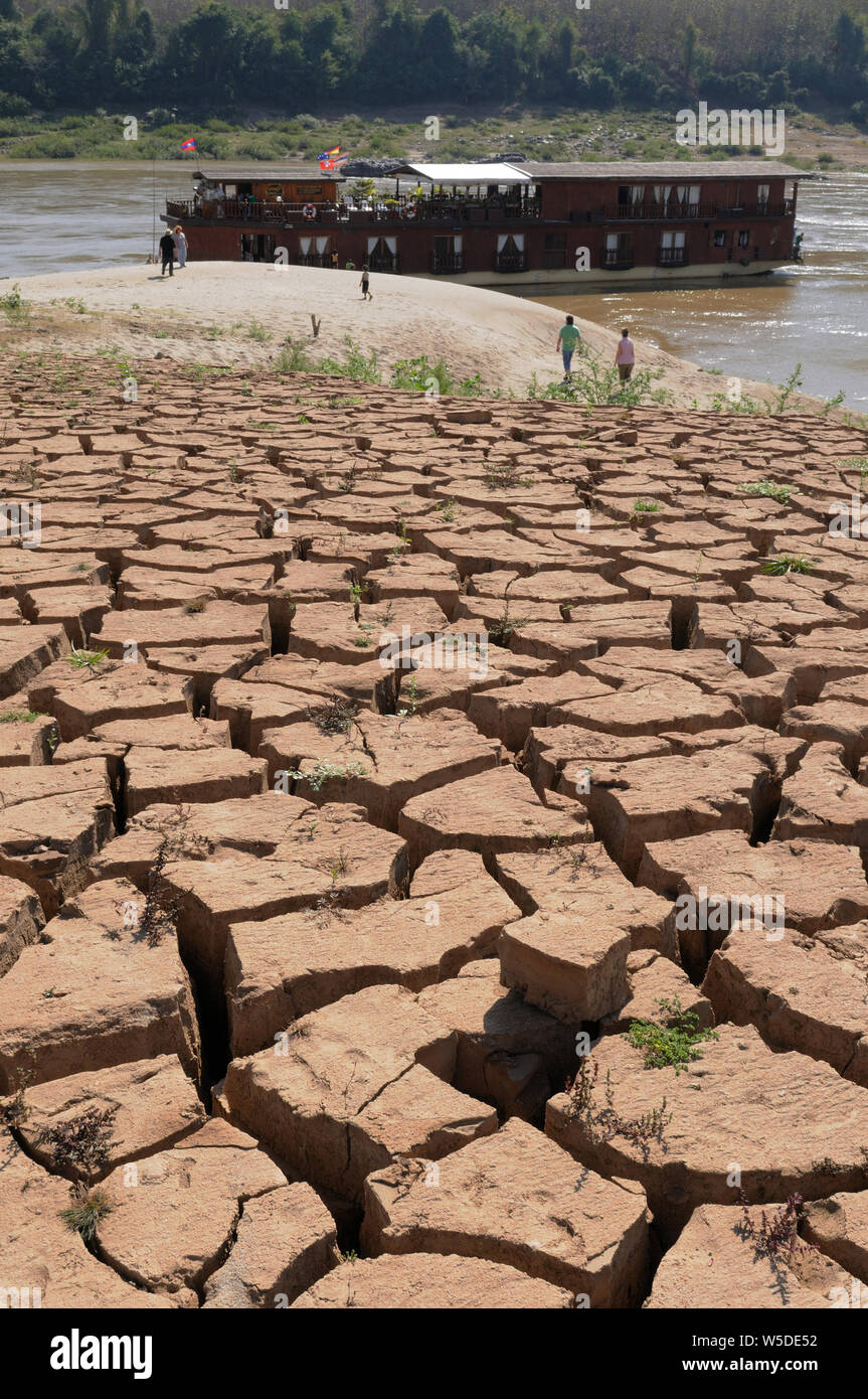 Laos: lungo il fiume Mekong, ci sono molti a secco della zona a causa del cambiamento climatico globale Foto Stock