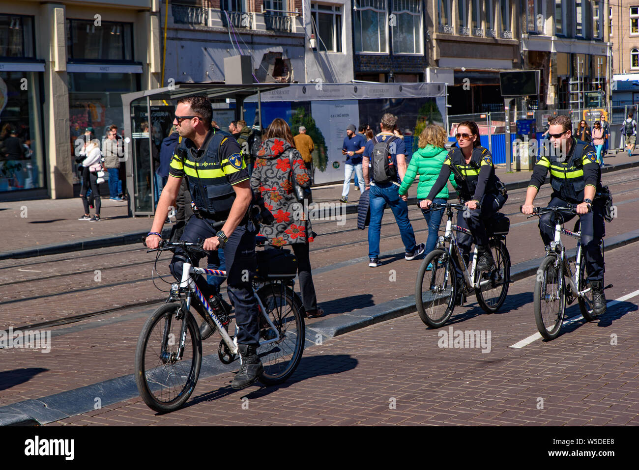 Olandese degli ufficiali di polizia in bici in Amsterdam, Paesi Bassi Foto Stock