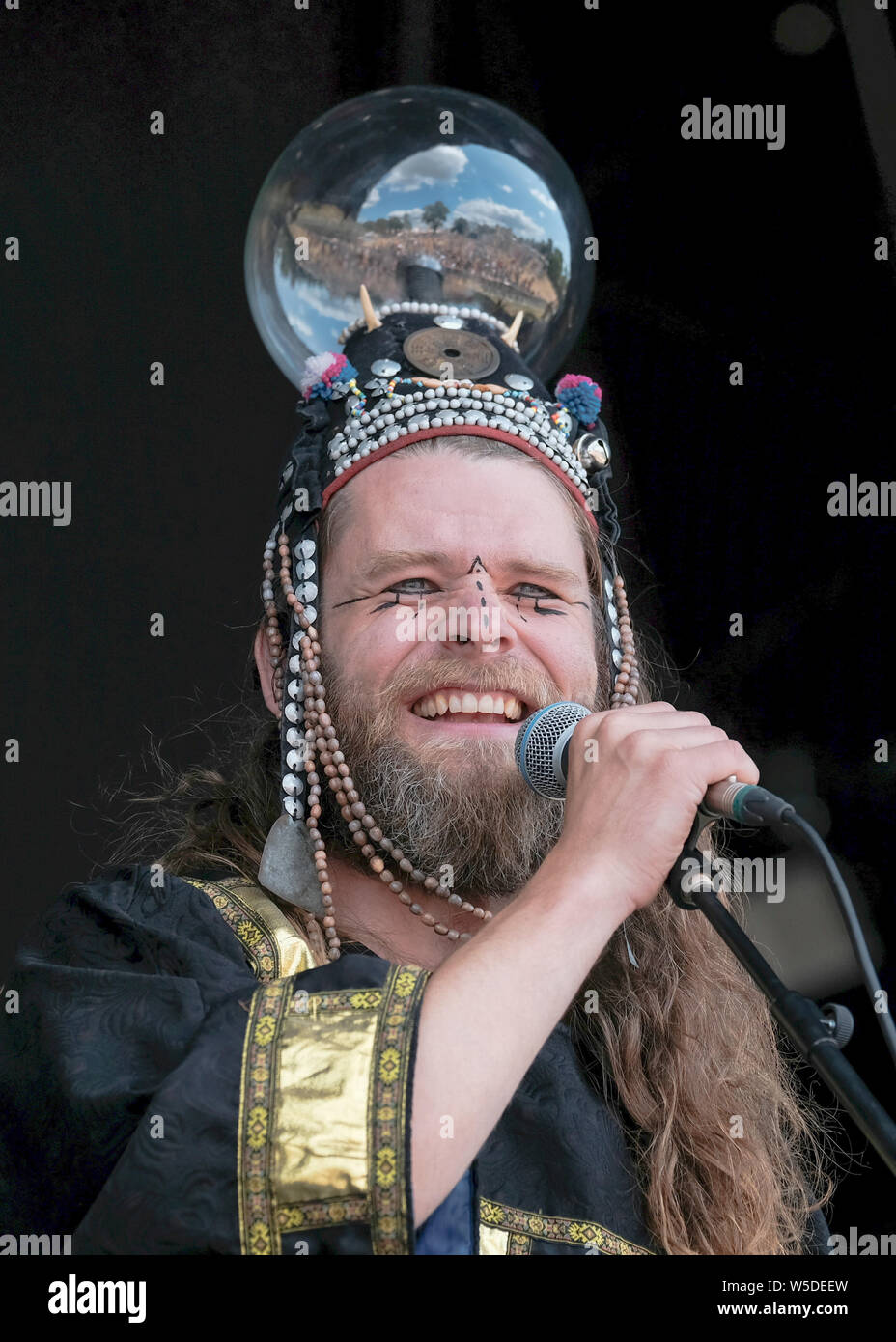 Lulworth, Dorset, Regno Unito. Il 28 luglio 2019. Henge esecuzione dal vivo sul palco a Camp Bestival, Lulworth, Dorset. Credito: Alba Fletcher-Park/Alamy Live News Credito: Alba Fletcher-Park/Alamy Live News Foto Stock