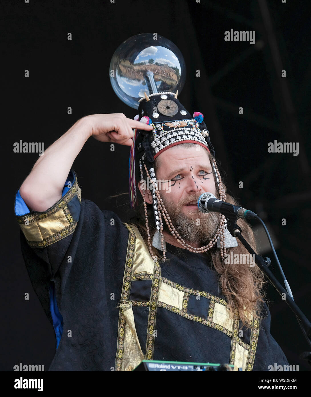Lulworth, Dorset, Regno Unito. Il 28 luglio 2019. Henge esecuzione dal vivo sul palco a Camp Bestival, Lulworth, Dorset. Credito: Alba Fletcher-Park/Alamy Live News Credito: Alba Fletcher-Park/Alamy Live News Foto Stock