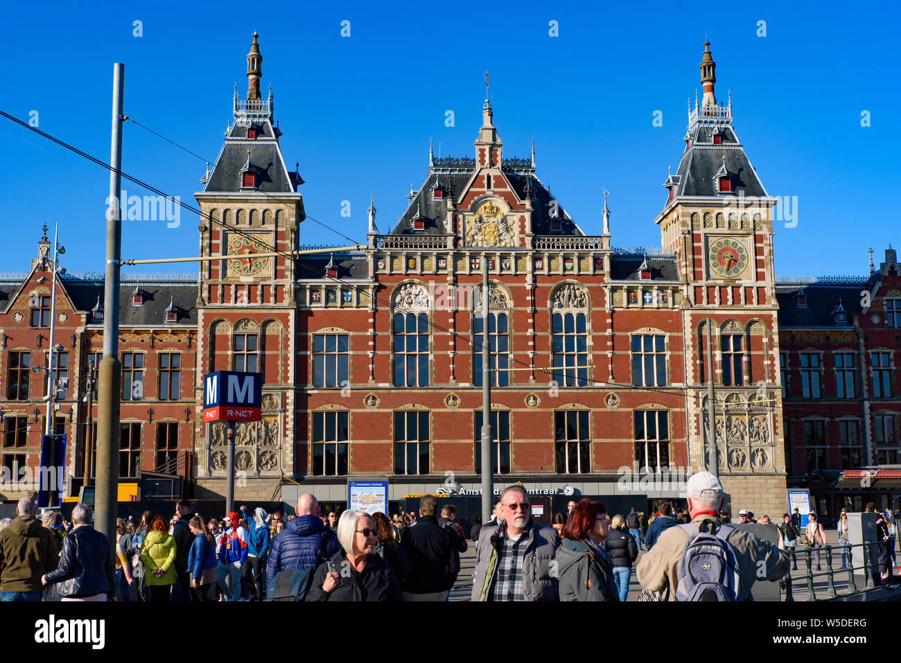 La stazione centrale di Amsterdam, la più grande stazione ferroviaria di Amsterdam, Paesi Bassi Foto Stock