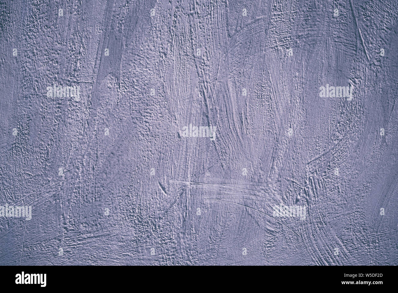 Dipinto acrilico pattern per il disegno del decoro. Viola la parete di calcestruzzo, la texture. Arte astratta. Violet design artistico. La moderna arte sfondo. Foto Stock