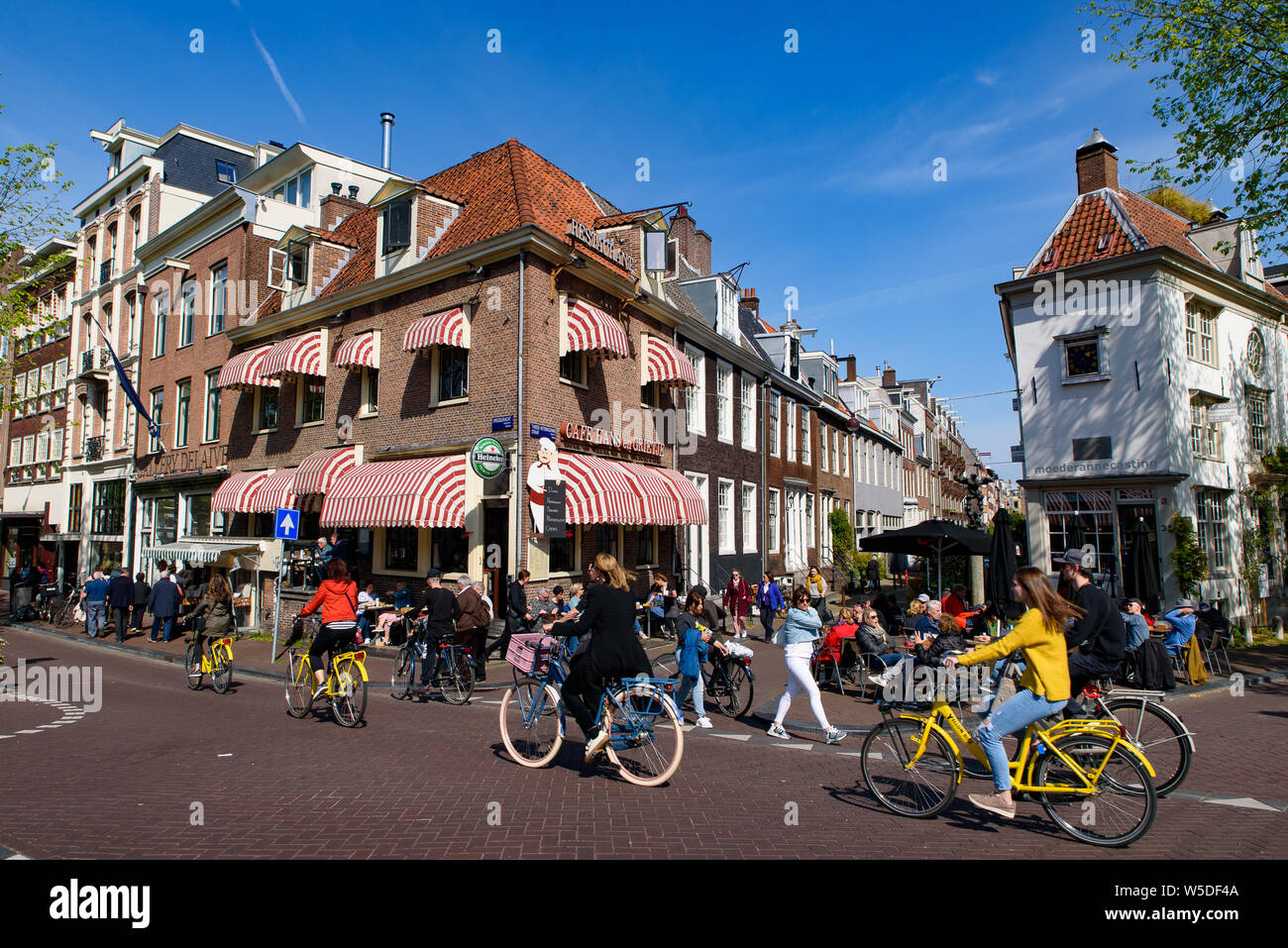 La gente correre in bici in Amsterdam, Paesi Bassi Foto Stock
