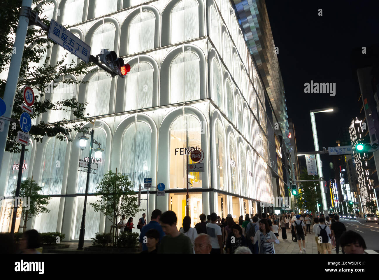 Pedoni di Fronte Fendi flagship store a Ginza, Tokyo, Giappone, 2019 Foto Stock