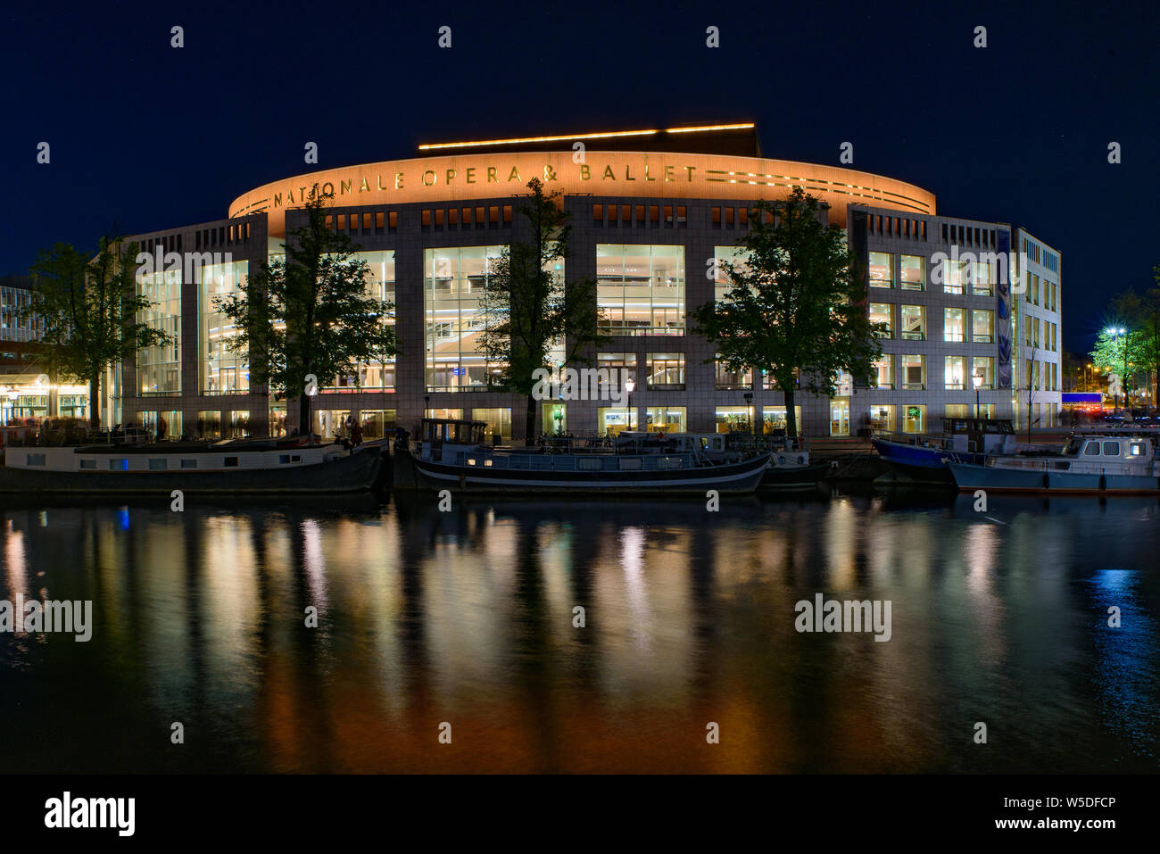Vista notturna della nazionale olandese per Opera e Balletto in Amsterdam, Paesi Bassi Foto Stock
