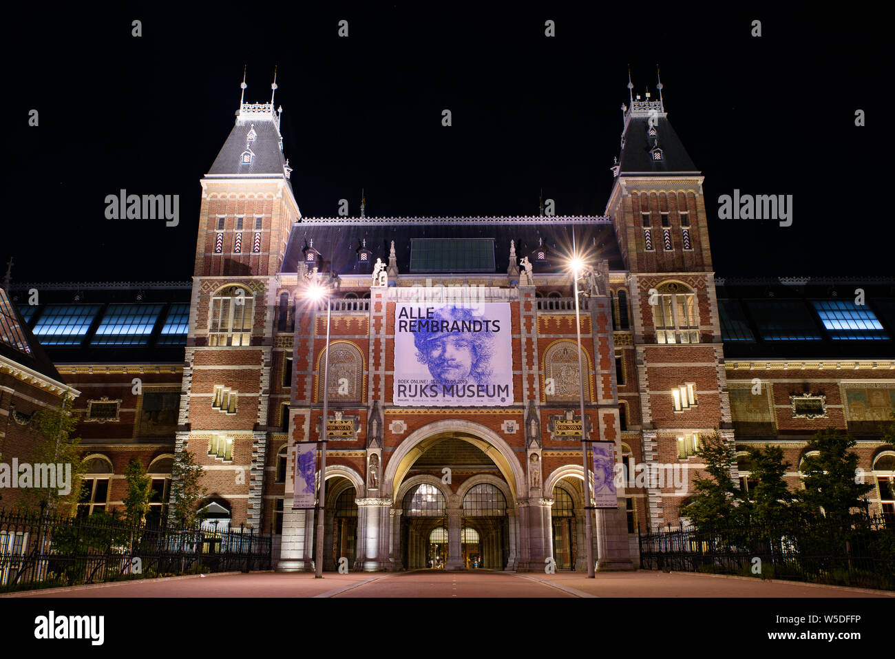 Vista notturna di il Rijksmuseum, il museo nazionale di arte e storia presso la piazza dei musei di Amsterdam, Paesi Bassi Foto Stock