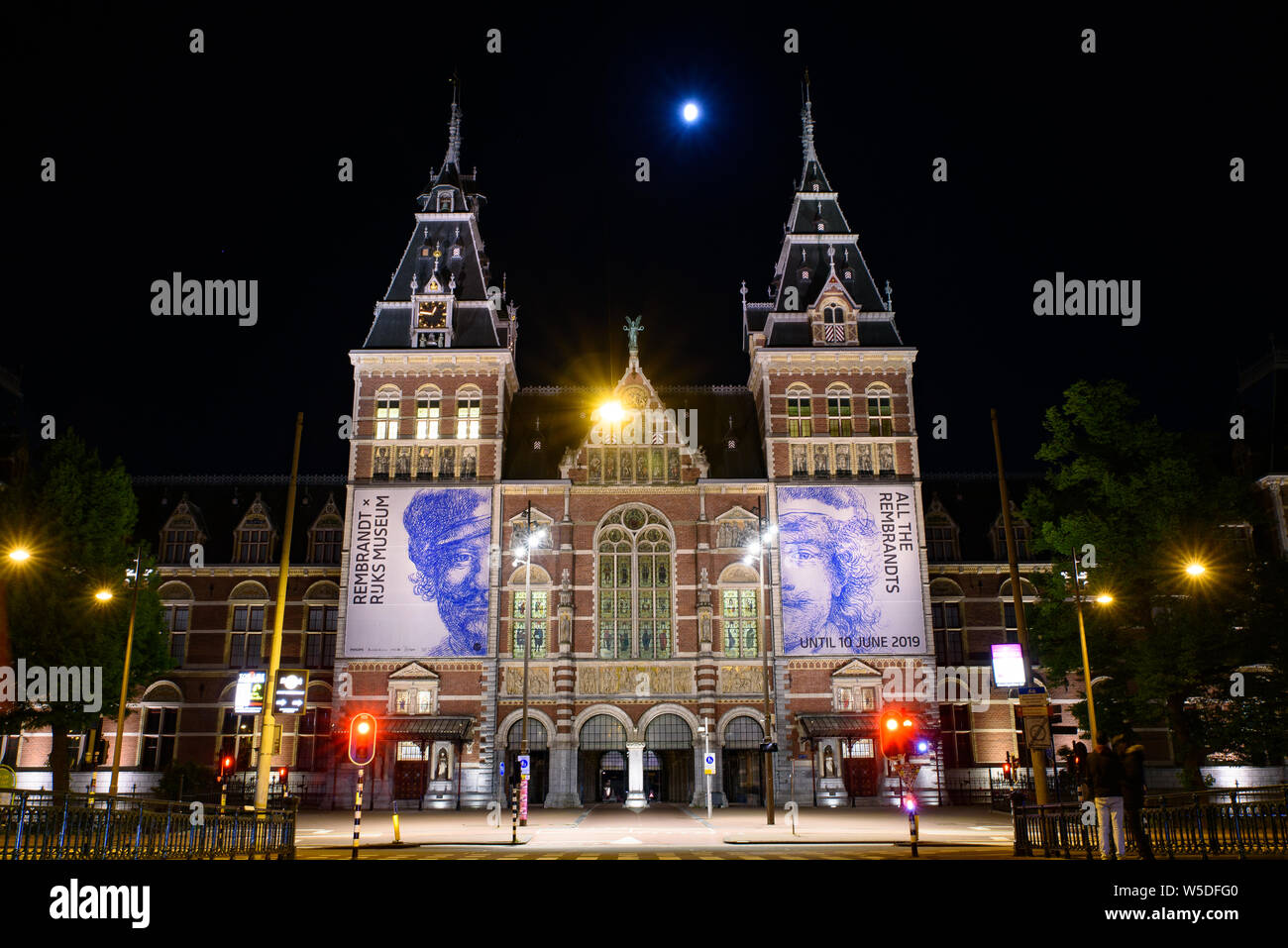 Vista notturna di il Rijksmuseum, il museo nazionale di arte e storia presso la piazza dei musei di Amsterdam, Paesi Bassi Foto Stock