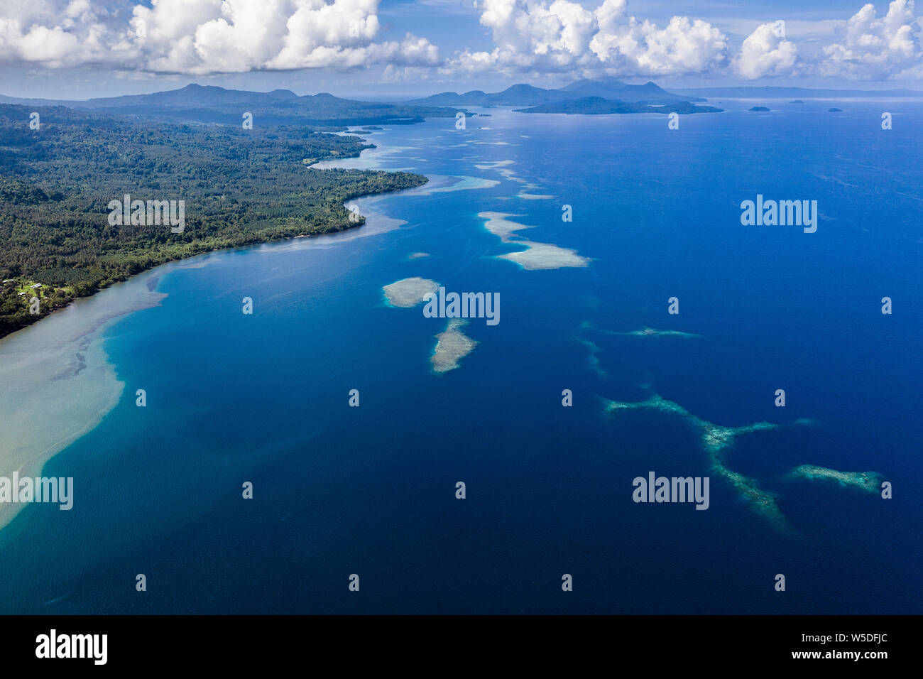 Vista aerea delle isole di Kimbe Bay di New Britain, Papua Nuova Guinea Foto Stock