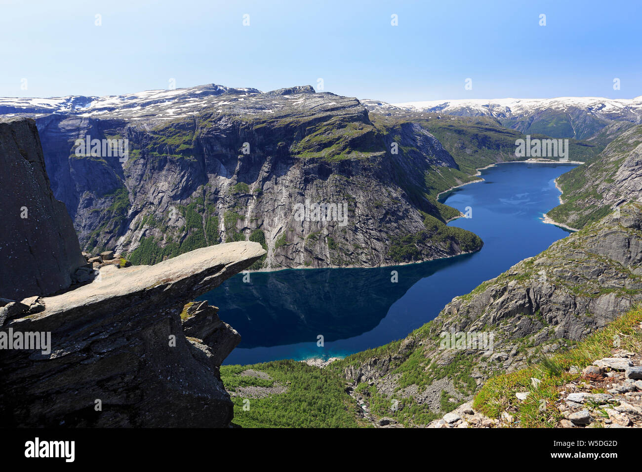 Vista panoramica di Trolltunga (il famoso di Troll lingua norvegese di destinazione) e Ringedalsvatnet Lago in Odda, Roldal, Norvegia Foto Stock