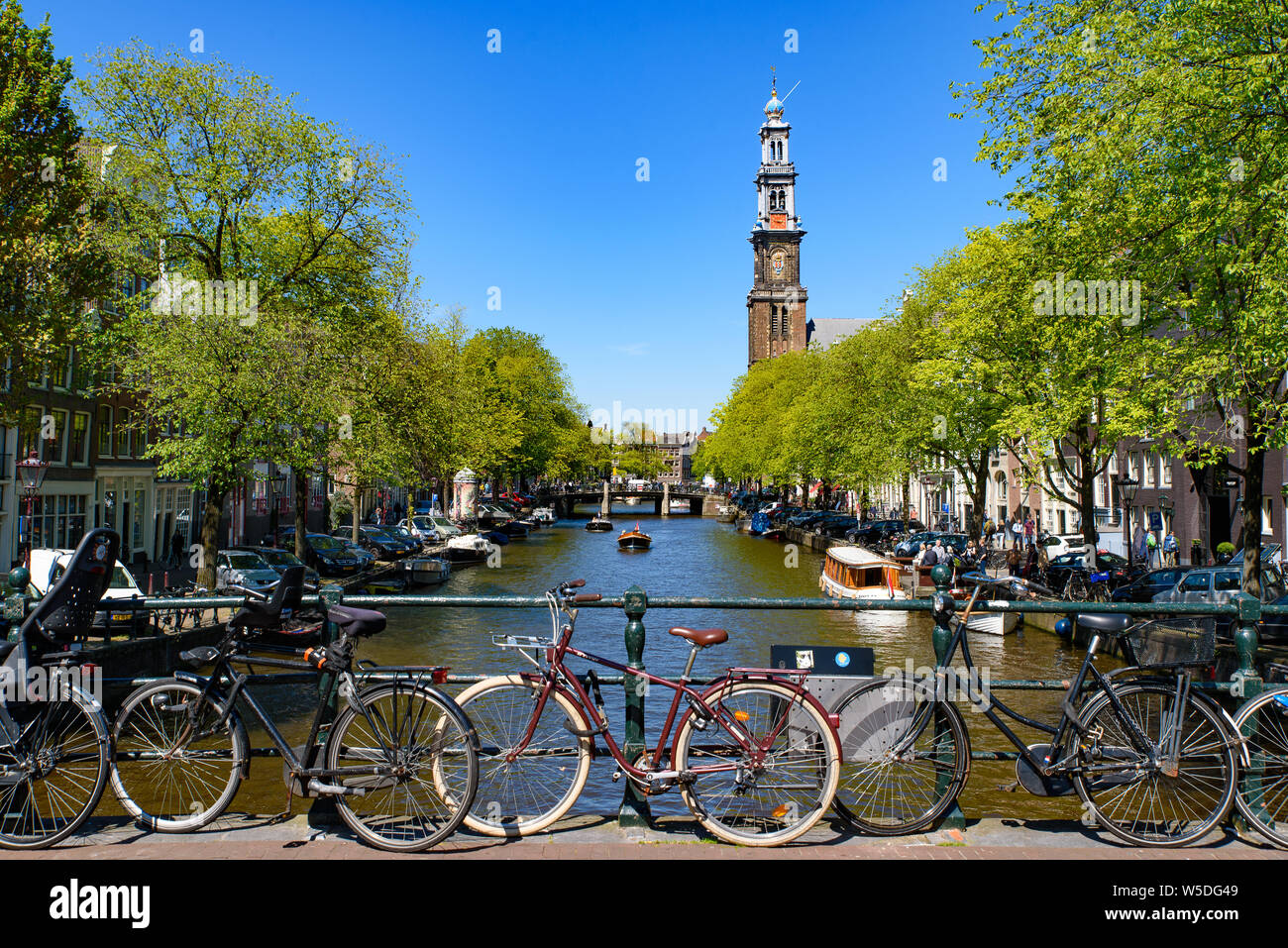 Moto sul ponte che attraversa il canale di Amsterdam, Paesi Bassi Foto Stock