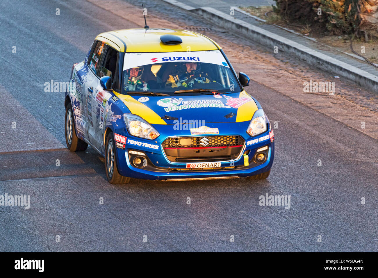 Roma,Italia - Luglio 21, 2019:a Roma città capitale Rally evento pubblico, il veloce auto da rally corre rapidamente sulla via creato per l'occasione a Ostia Foto Stock