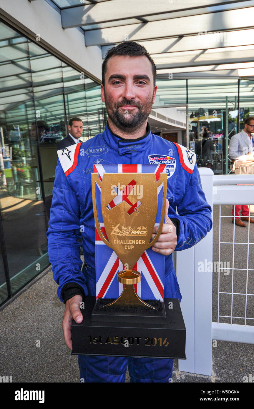 Pilota vincente Kevin Coleman con oro del trofeo per la Red Bull Air Race Cup Challenger presso il Royal Ascot, Regno Unito. Vincitore. Primo posto Foto Stock