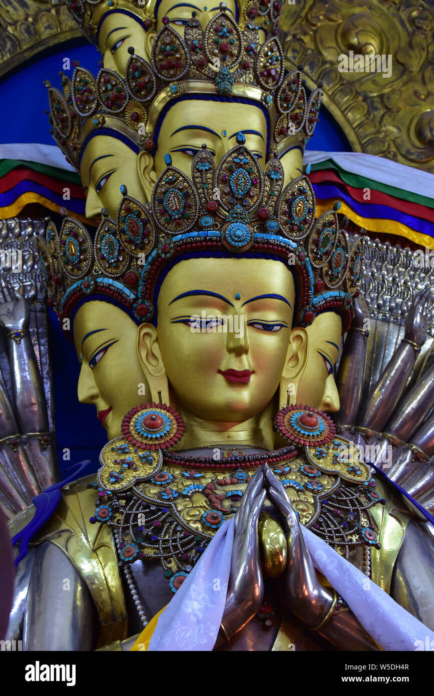 Signore statua di Avalokiteshvara, Buddista Tibetana Dio di compassione, adorna il Dalai Lama Temple (Tsuglakhang Tempio), Mcleodganj, India, Asia. Foto Stock