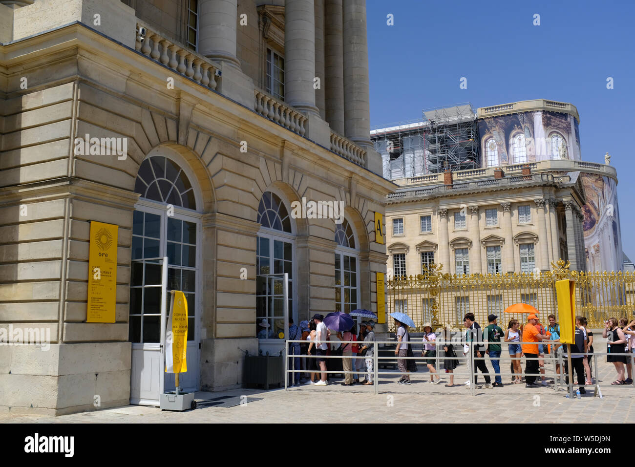 Linee di persone in attesa di entrare nel Palazzo di Versailles, Parigi, Francia Foto Stock