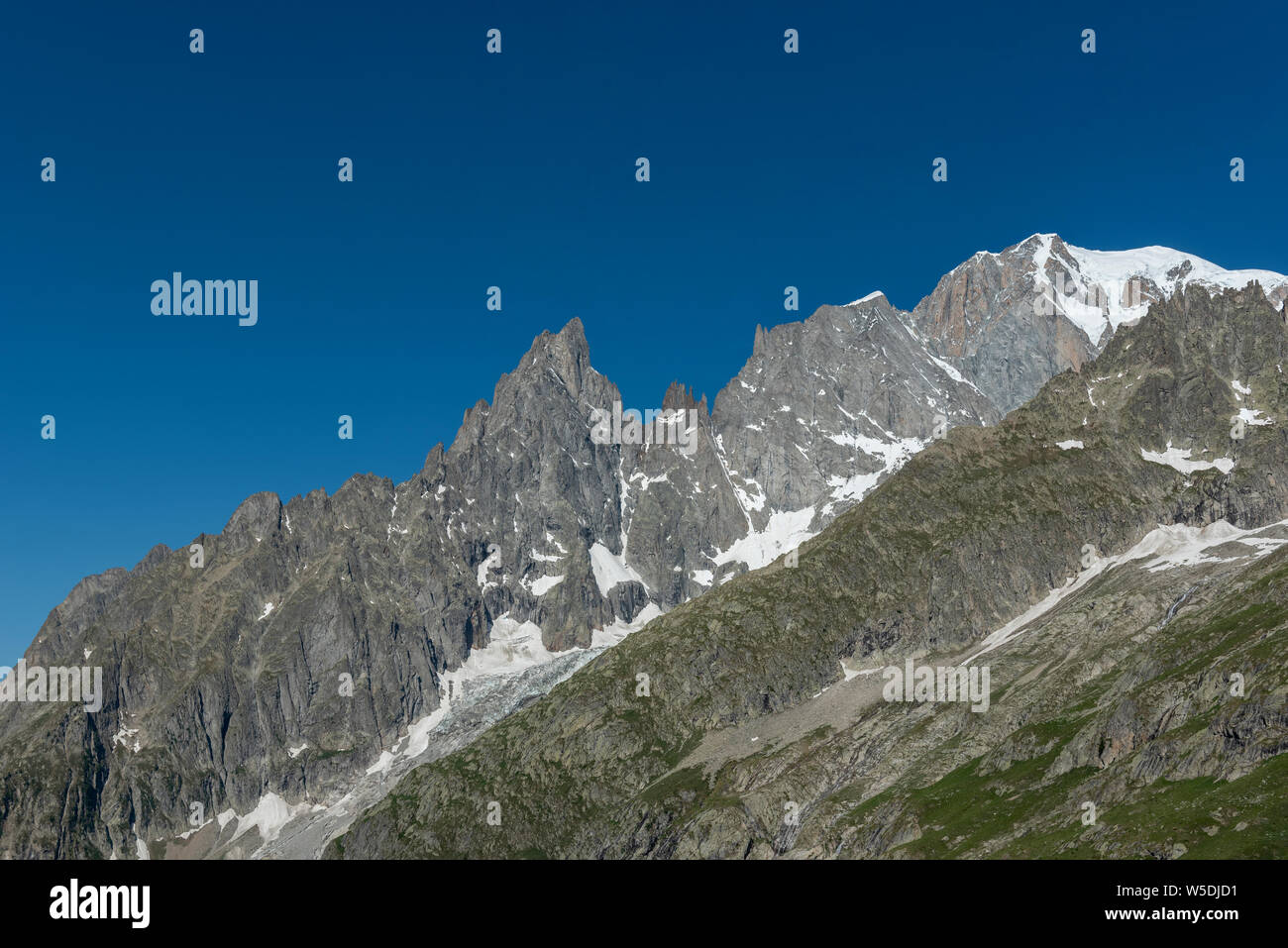 Mont Blanc di picco e Aiguille Noire de Peuteurey cresta dal villaggio di Courmayeur Mont Blanc massif, Helbronner punto, Valle d'Aosta, Italia, Europa Foto Stock