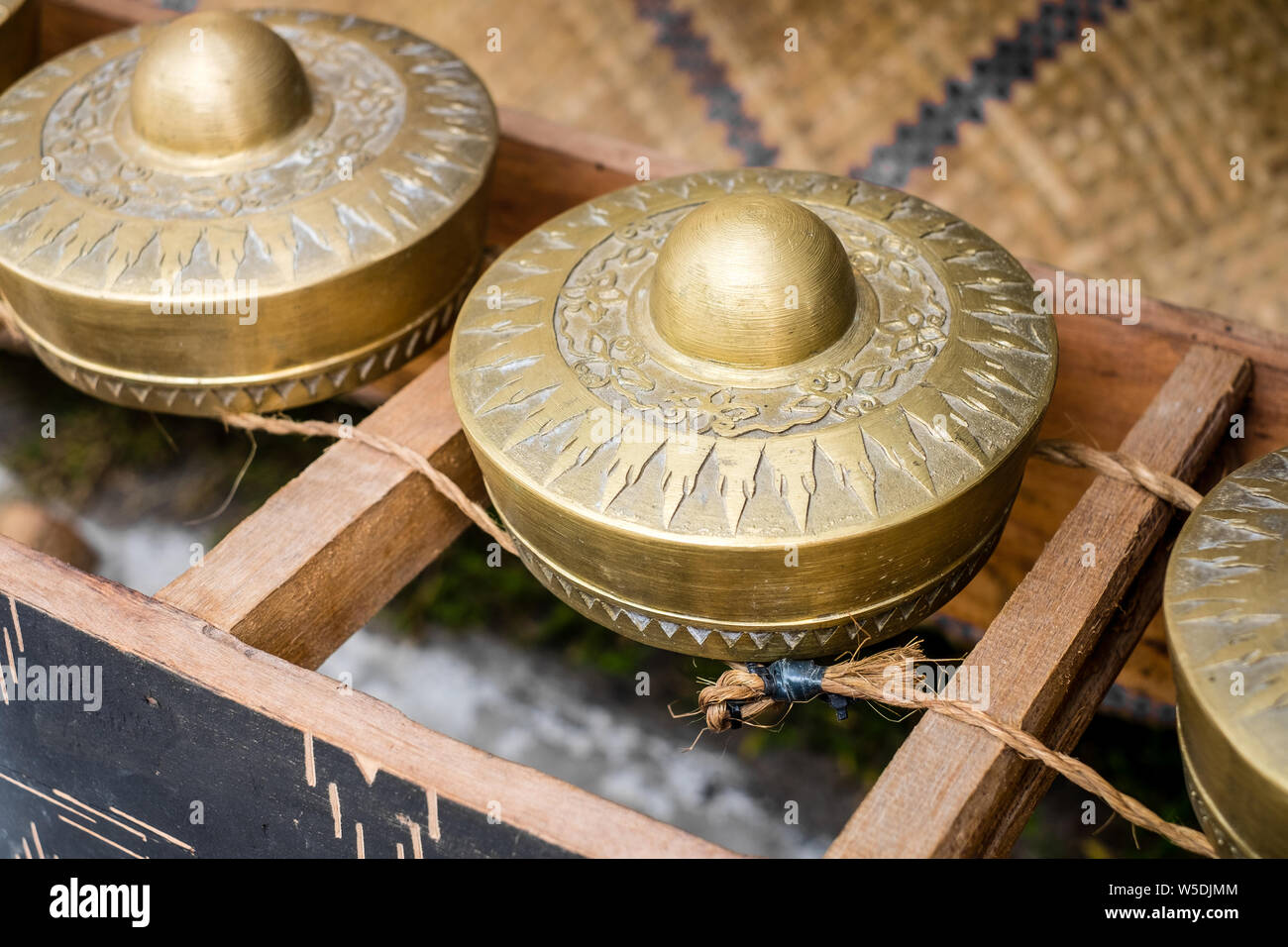 Fatte a mano e predisposto o klintang kulintang gong dei nativi del sud di Mindanao, nelle Filippine, utilizzato durante la celebrazione e festival. Selective Foto Stock