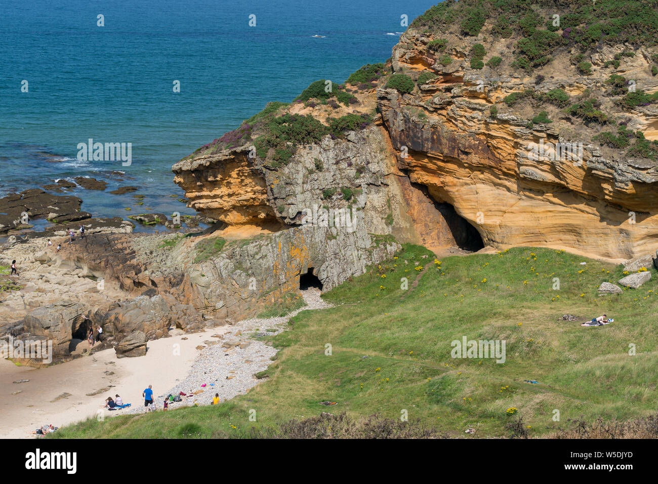 Cove Bay, Hopeman, murene, UK. 28 Luglio, 2019. Regno Unito. Questa è la scena di domenica pomeriggio al molto baia riparata baia che è vicino a Hopeman sul Moray Coast. Credito: JASPERIMAGE/Alamy Live News Foto Stock