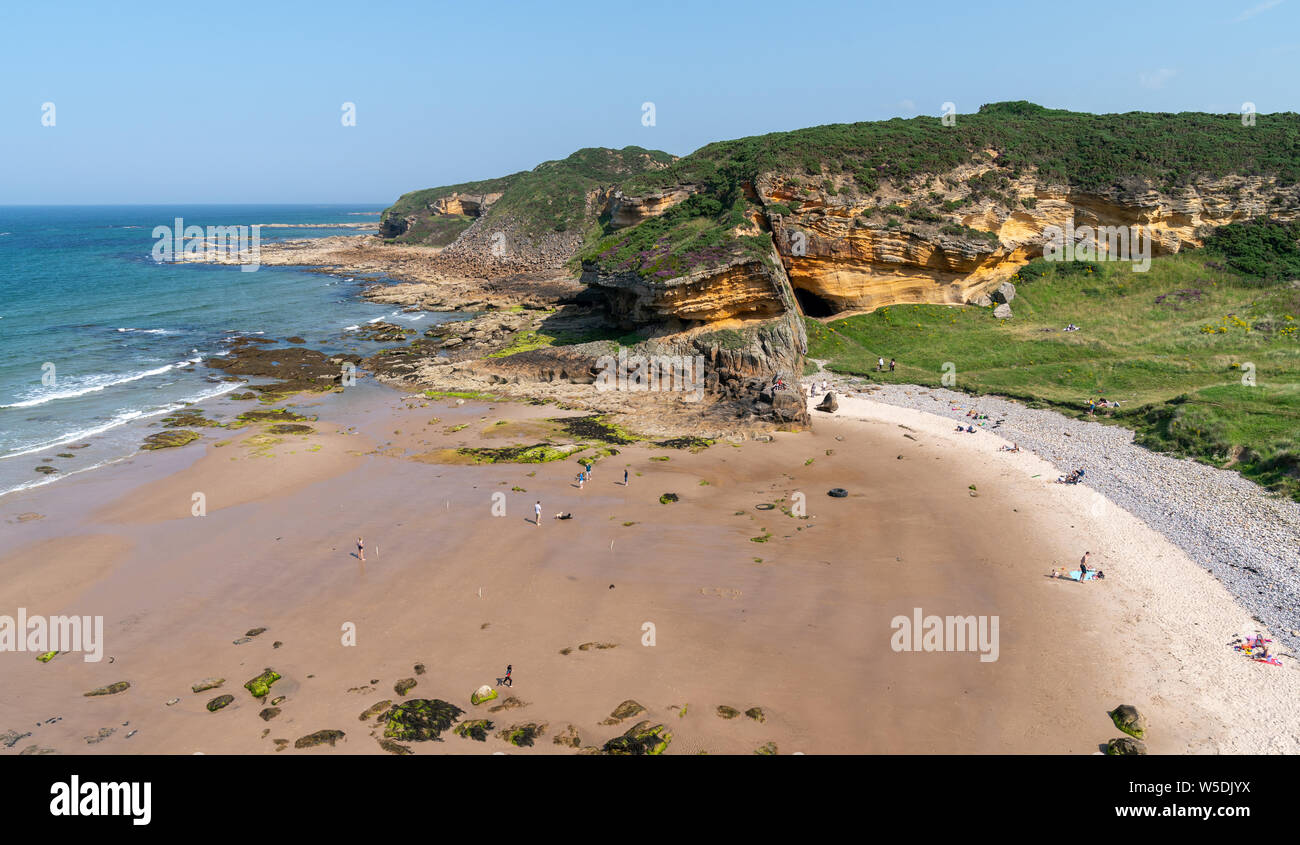 Cove Bay, Hopeman, murene, UK. 28 Luglio, 2019. Regno Unito. Questa è la scena di domenica pomeriggio al molto baia riparata baia che è vicino a Hopeman sul Moray Coast. Credito: JASPERIMAGE/Alamy Live News Foto Stock