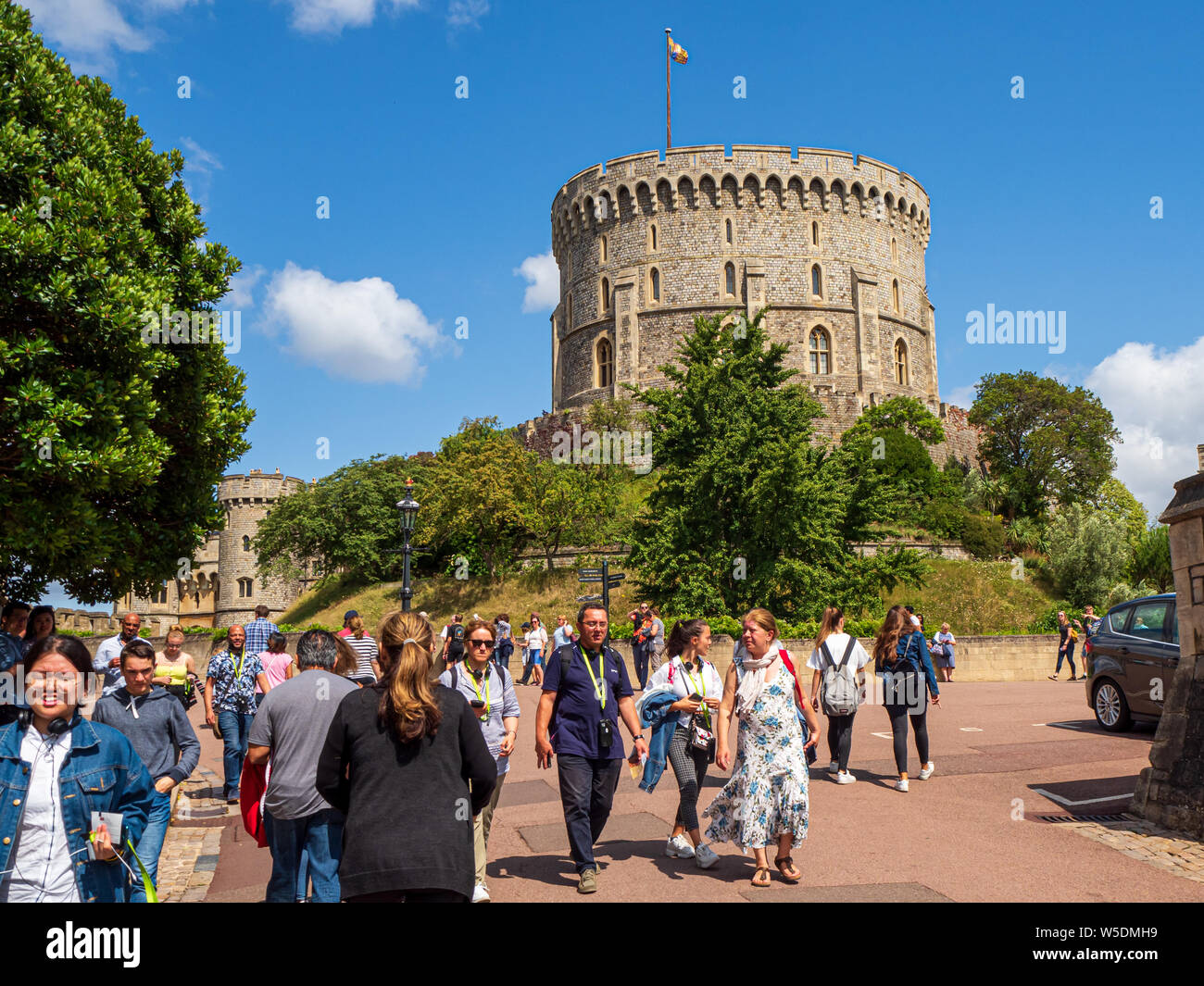 La folla di turisti il floccaggio di sé e le attrazioni della storica residenza reale del Castello di Windsor in Inghilterra su una calda e soleggiata giornata d'estate Foto Stock