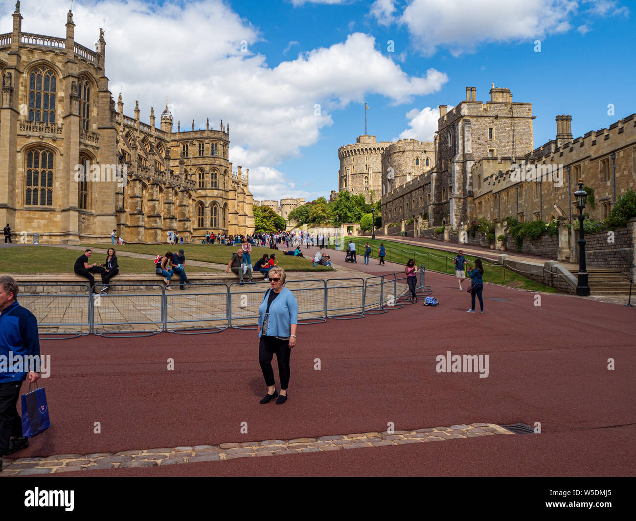 La folla di turisti il floccaggio di sé e le attrazioni della storica residenza reale del Castello di Windsor in Inghilterra su una calda e soleggiata giornata d'estate Foto Stock